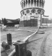 I cavi d'acciaio che presto "abbracceranno" la Torre (Foto Muzzi) 