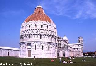 Vista del Battistero in Piazza dei Miracoli di Pisa